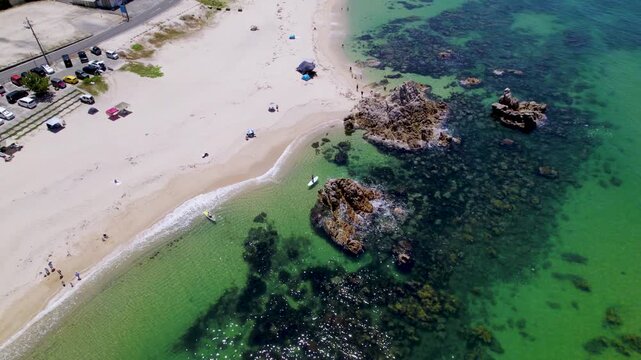 【ドローン撮影】福井県 水晶浜海水浴場の広大なパノラマと緑の山々（ドローン前進移動）