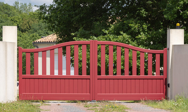 Portail rouge d'une maison	