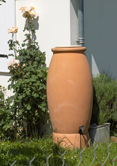 Obraz premium Récupérateur d'eau dans un jardin