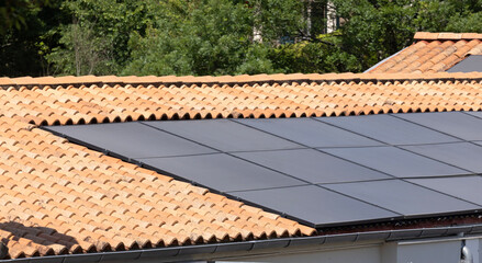 Fototapeta premium Panneaux solaires sur la toiture d'une maison