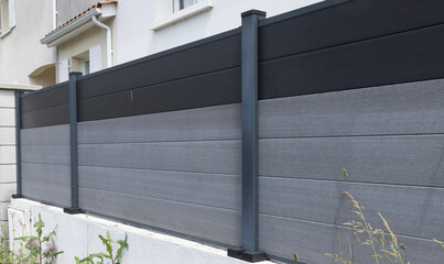 Brise-vue en aluminium d'une maison © hcast