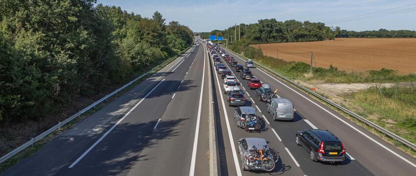 Embouteillage au retour de vacances sur une autoroute	