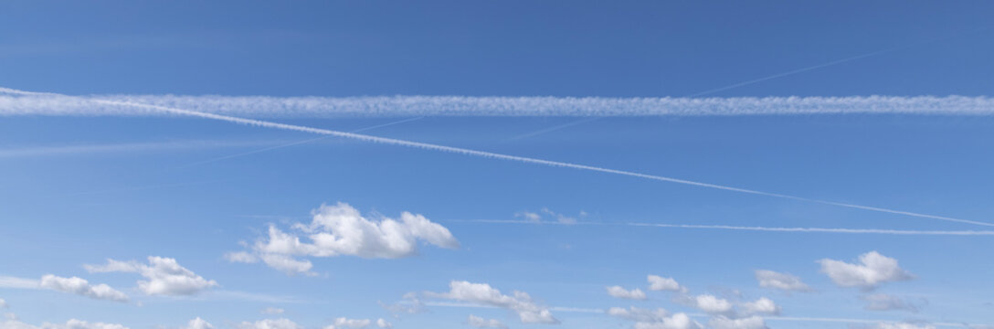 Train&eacute;es d'avions dans le ciel	