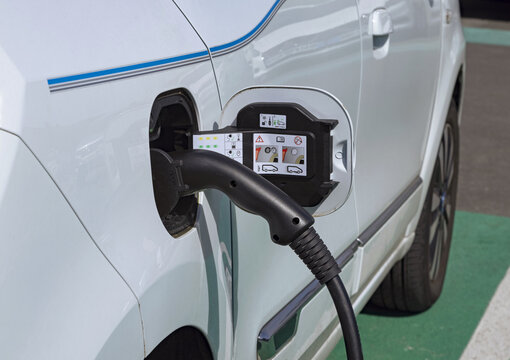 V&eacute;hicule &eacute;lectrique en recharge &agrave; une borne