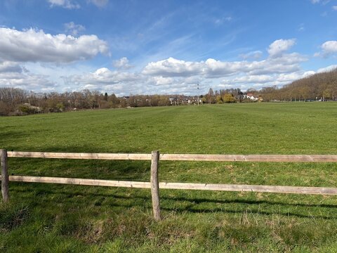 Fr&uuml;hlingslandschaft am Ruhrtalradweg bei Schwerte im Ruhrgebiet	
