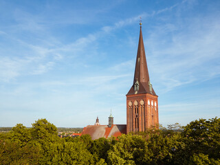 Gotycki kościół św. Jana Chrzciciela w Stargardzie w świetle zachodzącego słońca, zachodniopomorskie, Polska. © Marek