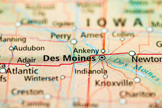 Detailed map view of Des Moines Iowa metropolitan area and nearby towns.
