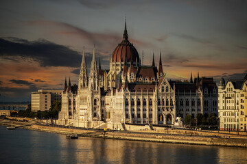 Obraz premium Parliament building in Budapest next to the Danube River at sunset. Budapest, capital of Hungary. 