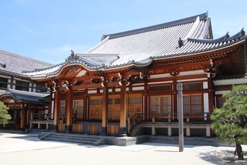 Fototapeta premium 福岡市の曹洞宗金龍寺境内風景