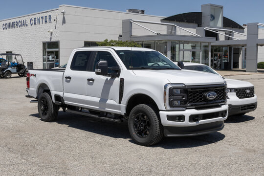 Ford F-250 Super Duty SRW 4X4 Crew Cab truck at a dealership. Ford offers the F250 with a 6.8L DEVCT PFI V8 engine. MY:2026