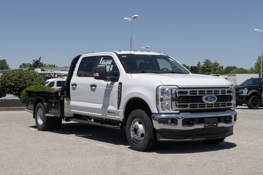 Ford F-350 Super Duty DRW 4X4 Crew Chassis Cab with Flatbed. Ford offers the F350 with a 6.7L Power Stroke V8 engine. MY:2026