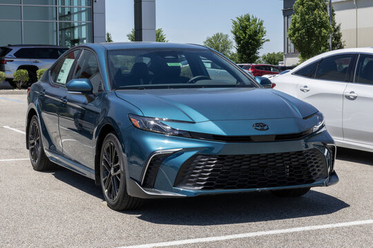 Toyota Camry SE AWD display at a dealership. Toyota offers the Camry with a 2.5L 4-Cylinder Hybrid engine. MY:2026