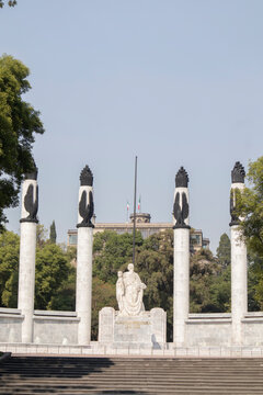 Wide view of the Monument to the Ni&ntilde;os H&eacute;roes in Chapultepec Park, Mexico City