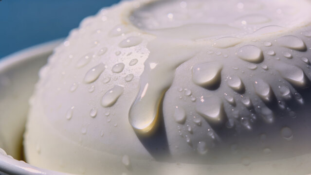 白色のプラスチック製のお椀がさかさまにひっくり返っている、結露した雫、