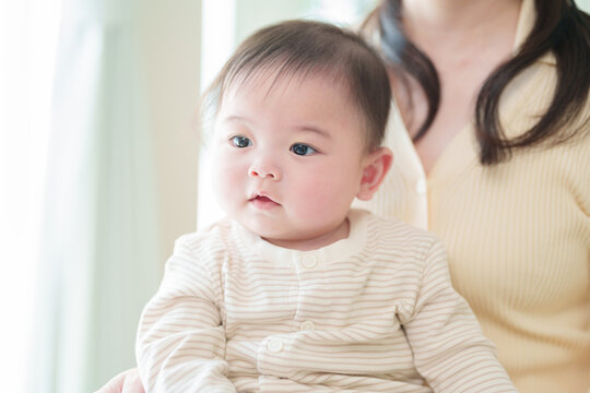 お母さんに抱っこされる赤ちゃん