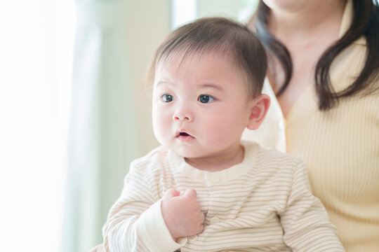 お母さんに抱っこされる赤ちゃん