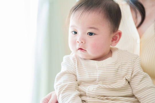 お母さんに抱っこされる赤ちゃん