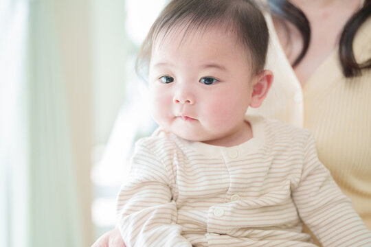 お母さんに抱っこされる赤ちゃん