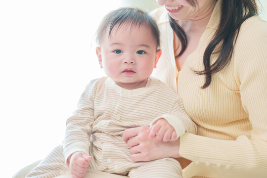 お母さんに抱っこされる赤ちゃん