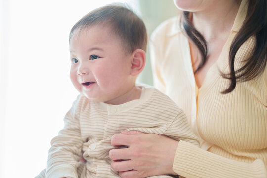 お母さんに抱っこされる赤ちゃん