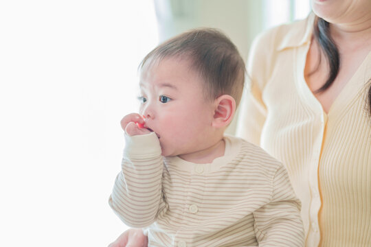 お母さんに抱っこされる赤ちゃん