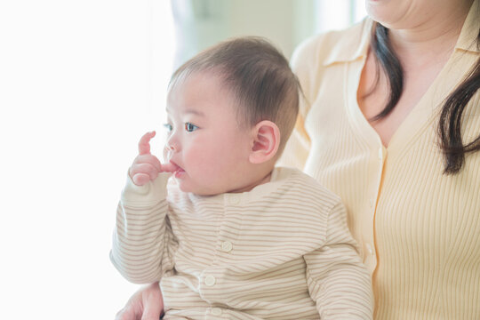 お母さんに抱っこされる赤ちゃん