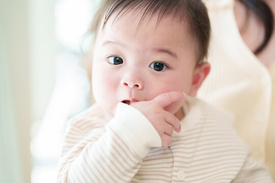 指しゃぶりをする赤ちゃん