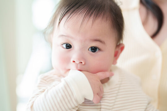 指しゃぶりをする赤ちゃん