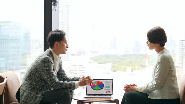 ロビーで面談するカジュアルなビジネスパーソンのグループ