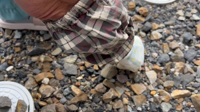 雑草を抜く高齢者