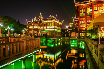 Fototapeta premium Traditional Chinese Architecture Reflected in Water at Night