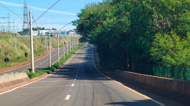 Uma avenida da cidade de Paul&iacute;nia, interior do Estado de S&atilde;o Paulo, Brasil.