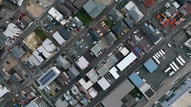 都市、真俯瞰、空撮、真上、店舗、駐車場、交通、道路、ドローン、工場、産業、俯瞰、展望、パノラマ、ハイアングル、鳥瞰図、風景、景観、景色、上から見た、見下ろす、社会、現代、都会、不動産、ゼネコン、デベロッパー、建設、建築、ビル、日本、町並み、街、観光、旅行、行政、公共、コンビニ、ビジネス、屋根、ソーラーパネル、物流、ロジスティクス、運送業、交差点、建物、自動車、クルマ、屋上