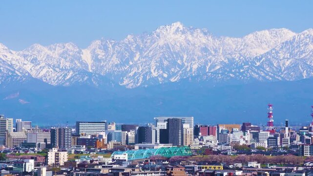 呉羽丘陵から望む富山市街地と剱岳