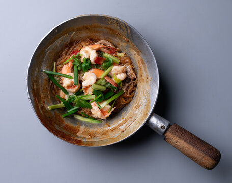 Baked prawns with glass noodles and herbs in traditional pot