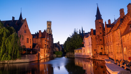 Fototapeta premium Bruges Canal at Dusk with Illuminated Buildings