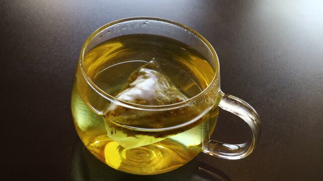 I am brewing warm tea with a chamomile tea bag.캐모마일 티백으로 따뜻하게 차를 우려내고있습니다.
