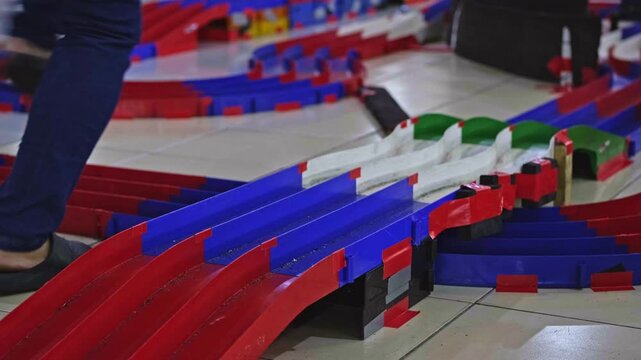 Mini 4WD Car Racing on Modular Track