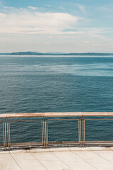 Obraz premium Seattle New Waterfront with Aquarium, Pike Place, and Park. View of the Puget Sound from the viewpoint on the waterfront park.