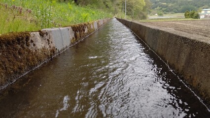 集落の用水路 © あら～んどろ～ん