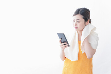 Naklejka premium お風呂上がりにスマホをいじる女性