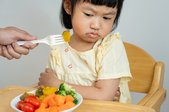 Children confuse to eat vegetables, bitter taste, peculiar smell, unattractive appearance, burning vegetables off the plate, rejection, nutrition and growth, constipation, digestion, vomiting