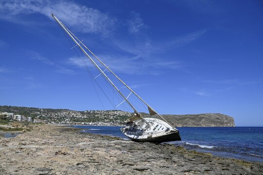 Stranded sailing yacht, storm, severe weather, J&aacute;vea or X&agrave;bia, Alicante Province, Comunidad Valenciana, Spain