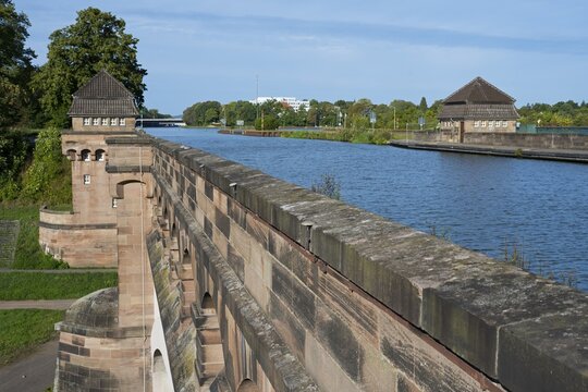 Blick entlang eines Kanals mit historischer Architektur und gr&uuml;ner Landschaft im Hintergrund, Wasserstra&szlig;enkreuz, Mittellandkanal &uuml;ber Weser, Trogbr&uuml;cke, Minden, Nordrhein-Westfalen, Deutschland