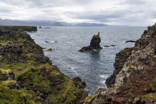 Bizarre rocky coast with rock needle, south coast, Arnarstapi, Faxafloi, Sn&aelig;fellsnes peninsula, Snaefellsnes, West Iceland, Iceland