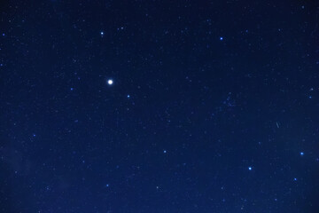 Obraz premium Constellations and Milky Way stars on a dark countryside skies.