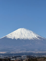 Fototapeta premium 晴天に映える雄大な富士山の風景