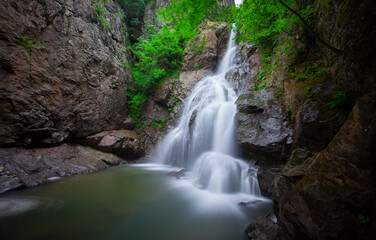 Obraz premium Erikli Waterfall is a natural waterfall located near Teşvikiye village in the Termal district of Yalova province, Türkiye.