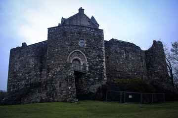 Obraz premium Dunstaffnage Castle view by winter twilight, Scotland