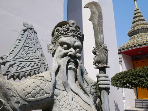 statue at Wat Pho